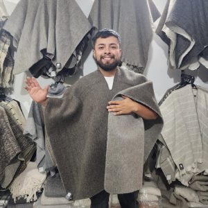 RUANA DOBLE FAZ LANA DE OVEJA TIPO 11