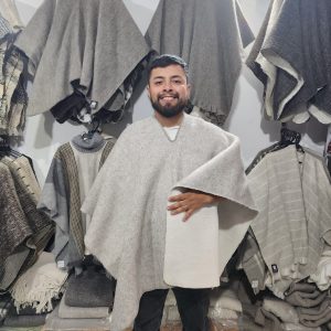 RUANA DOBLE FAZ LANA DE OVEJA TIPO 12