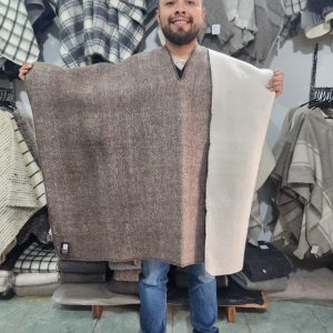 RUANA DOBLE FAZ LANA DE OVEJA TIPO 17